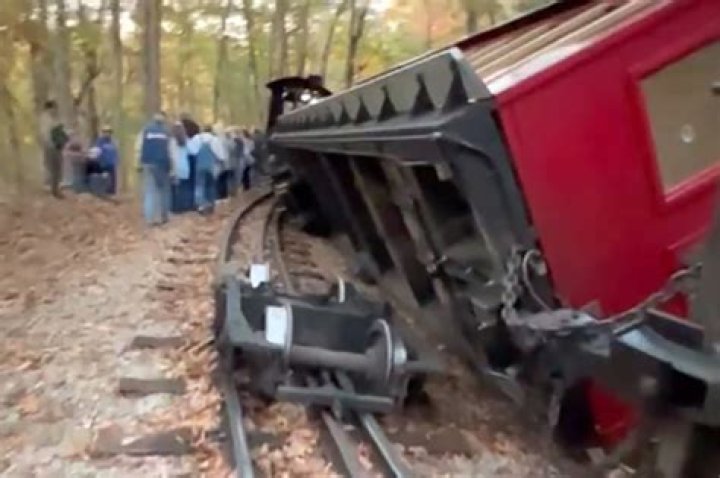 
Seven people injured in Missouri amusement park train derailment 